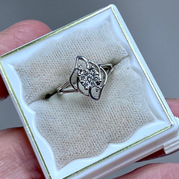 🌺14K White Gold and Diamond Ring - Picture 3 of 14